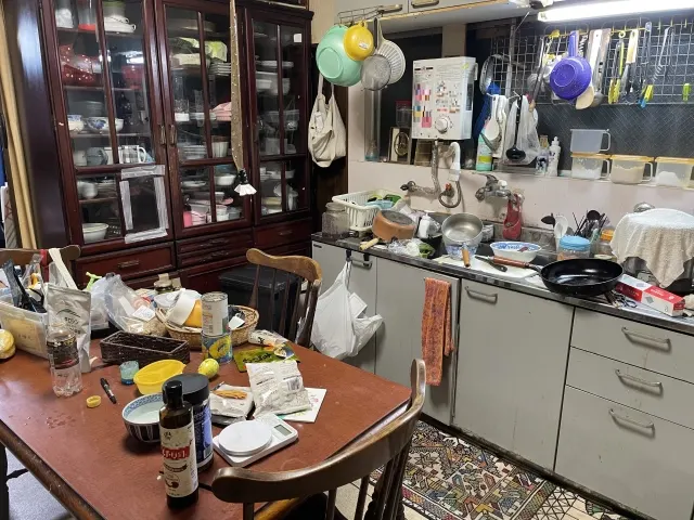 青葉区のゴミ屋敷・汚部屋の片付け前の室内(暮らし110番)