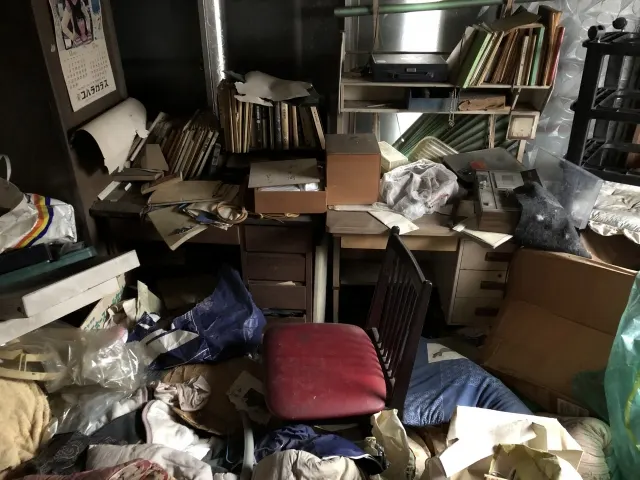 宮城野区のゴミ屋敷・汚部屋の片付け前の室内（暮らし110番）