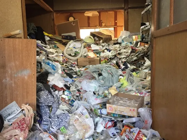 ゴミ屋敷の片付け作業